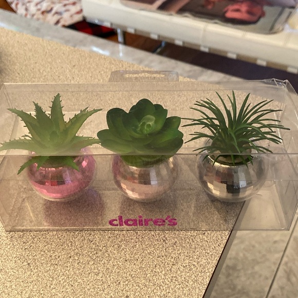 Three planters - Picture 1 of 2